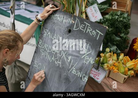 Nicki Zahm listet die Artikel auf, die am 22. Juli 2009 am Stand von Grown in Detroit auf dem Wayne State Farmers Market in Detroit zum Verkauf stehen... die Kampagne Buy Michigan Now startet nächste Woche und ermutigt Michiganders, Produkte aus Michigan zu kaufen und von Unternehmen mit Sitz in Michigan zu kaufen. Der Bauernmarkt der Wayne State University zeigt Landwirte, die in Michigan wachsen. Romain Blanquart/ DETROIT FREE PRESS (Bild: © Detroit Free Press/ZUMA Press) Stockfoto