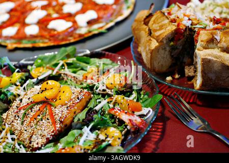 MELISSA LYTTLE | Times. SP 309237 LYTT WKGATSBYS 1 VON 2 (07/17/2009 ST. PETERSBURG) Gatsby's Restaurant & Sidewalk Cafe serviert eine Vielfalt an Speisen: Wie einen mit Sesam verkrusteten, marinierten Lachs auf einem Bett aus Frühlingsmischung in einer Zitrusvinagrette, ein italienisches Rindfleisch-Sandwich im Chicago-Stil mit Saft und Paprika, und einen 12 Zoll dünnen Spinat, Schinken, Capicola, Tomaten- und Ricotta-Käse-Pizza. [MELISSA LYTTLE, Times] (Foto: © St. Petersburg Times/ZUMA Press) Stockfoto