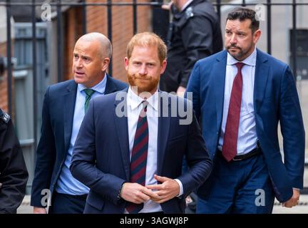 London, Großbritannien. April 2025. Der Duke of Sussex trifft bei den Royal Courts of Justice ein, weil er gegen ein Urteil des High Court wegen seiner Klage gegen das Innenministerium wegen des Sicherheitsniveaus, das er jetzt während seines Aufenthalts im Vereinigten Königreich erhält, Berufung eingelegt hat. Die Entscheidung, seine Sicherheitsvorkehrungen während des Aufenthalts im Vereinigten Königreich herabzusetzen, hat seinen Rechtsbehelf eingebracht. Quelle: Karl Black/Alamy Live News Stockfoto