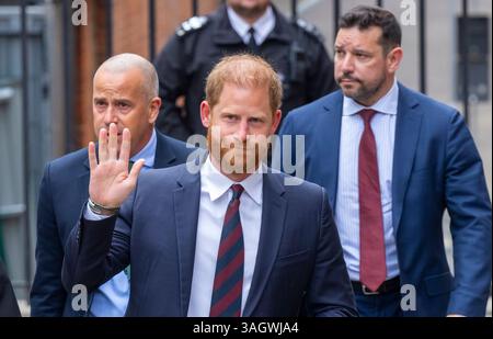 London, Großbritannien. April 2025. Der Duke of Sussex trifft bei den Royal Courts of Justice ein, weil er gegen ein Urteil des High Court wegen seiner Klage gegen das Innenministerium wegen des Sicherheitsniveaus, das er jetzt während seines Aufenthalts im Vereinigten Königreich erhält, Berufung eingelegt hat. Die Entscheidung, seine Sicherheitsvorkehrungen während des Aufenthalts im Vereinigten Königreich herabzusetzen, hat seinen Rechtsbehelf eingebracht. Quelle: Karl Black/Alamy Live News Stockfoto