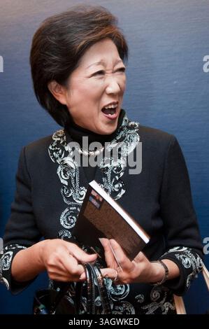 11. Oktober 2009 - Kopenhagen, Dänemark - YURIKO KOIKE, Mitglied des japanischen Parlaments der LHP-Partei, ehemaliger Minister für Umwelt und Verteidigungsminister, lacht am Ende von Panel 3: Die Politik des Klimawandels und der Energiesicherheit auf der Konferenz von Kyoto bis Kopenhagen - Konfrontation der globalen Erwärmung und Erzielung der Energiesicherheit vom Project Syndicate. Podiumsdiskussionen und Präsentationen weltbekannter Ökonomen, Wissenschaftler und weltweiter Spitzenpolitiker aus allen vier Ecken der Welt kamen im Anschluss an die bevorstehende UN-Konferenz COP15 im Dezember in Kopenhagen zusammen. ( Stockfoto