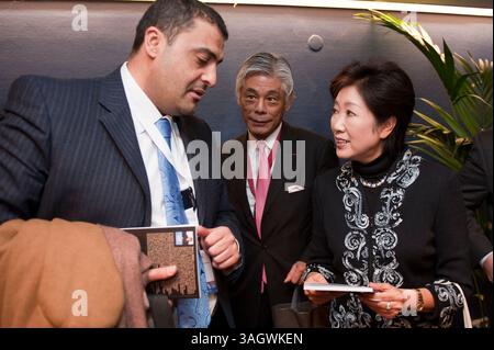 11. Oktober 2009 - Kopenhagen, Dänemark - Ein Redakteur stellt einige Fragen, der Botschafter Japans (C), YURIKO KOIKE (R), Mitglied des japanischen Parlaments für die LHP-Partei, ehemaliger Minister für Umwelt und Verteidigungsminister am Ende von Panel drei: Die Politik des Klimawandels und Energiesicherheit auf der von Kyoto bis Kopenhagen - Konfrontation der globalen Erwärmung und Erzielung der Energiesicherheit Konferenz des Projektsyndikats. Panels und Präsentationen weltbekannter Ökonomen, Wissenschaftler und Weltmarktführer aus allen vier Ecken der Welt versammelten sich im Gefolge Stockfoto
