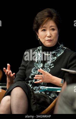 11. Oktober 2009 - Kopenhagen, Dänemark - YURIKO KOIKE, Mitglied des japanischen Parlaments der LHP-Partei, ehemaliger Minister für Umwelt und Verteidigungsminister, lacht am Ende von Panel 3: Die Politik des Klimawandels und der Energiesicherheit auf der Konferenz von Kyoto bis Kopenhagen - Konfrontation der globalen Erwärmung und Erzielung der Energiesicherheit vom Project Syndicate. Podiumsdiskussionen und Präsentationen weltbekannter Ökonomen, Wissenschaftler und weltweiter Spitzenpolitiker aus allen vier Ecken der Welt kamen im Anschluss an die bevorstehende UN-Konferenz COP15 im Dezember in Kopenhagen zusammen. ( Stockfoto