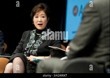 11. Oktober 2009 - Kopenhagen, Dänemark - YURIKO KOIKE, Mitglied des japanischen Parlaments der LHP-Partei, ehemaliger Minister für Umwelt und Verteidigungsminister, lacht am Ende von Panel 3: Die Politik des Klimawandels und der Energiesicherheit auf der Konferenz von Kyoto bis Kopenhagen - Konfrontation der globalen Erwärmung und Erzielung der Energiesicherheit vom Project Syndicate. Podiumsdiskussionen und Präsentationen weltbekannter Ökonomen, Wissenschaftler und weltweiter Spitzenpolitiker aus allen vier Ecken der Welt kamen im Anschluss an die bevorstehende UN-Konferenz COP15 im Dezember in Kopenhagen zusammen. ( Stockfoto