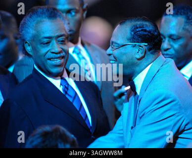 Juli 2009 – Los Angeles, Kalifornien, USA – Reverend AL SHARPTON, Linke, und der Oberste Minister und nationale Vertreter der Nation of Islam LOUIS FARRAKHAN kommen zur Jackson-Gedenkfeier im Staples Center an. (Kreditbild: © POOL/ZUMA Press) Stockfoto
