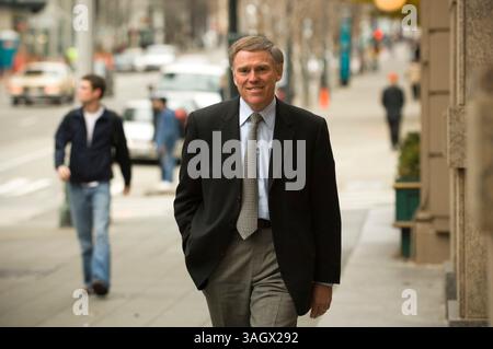 28. November 2005 - Seattle, Washington, USA - der bedrängte CEO der Washington Mutual Bank, KERRY KILLINGER, posiert in seinem Firmenbüro in Seattle. KILLINGER wurde am 8. September 2008 nach 18 Jahren an der Spitze der WaMu, der größten US-Sparkasse, gefeuert. Der Zusammenbruch von WaMu war der größte Bankausfall in der Geschichte der USA. (Kreditbild: © Dan Lamont/ZUMA Press) Stockfoto