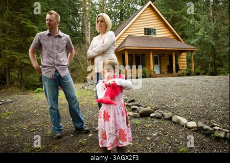 3. Mai 2008 - Glacier, Washington, USA - mit der Kreditlinie ihres Hauptwohnsitzes in Seattle, kauften J.R. FALKENHAGEN und LISA FALKENHAGEN (gezeigt mit ihrer 3-jährigen Tochter KENZIE) ein Ferienhaus, eine neuere Holzstruktur in den Ausläufern nahe Mt. Baker. (Kreditbild: © Dan Lamont/ZUMA Press) Stockfoto