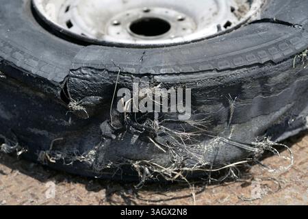 23. Mai 2009: Punta Gorda, Florida, USA: Ein ausgegebener Reifen im Redneck Yacht Club in Punta Gorda. Die Anlage verfügt über 800 Hektar, darunter 3 Schlammlöcher, eine Schlammstrecke, Drive-Thru-Buggy/ATV-Waschanlage, viele Parkplätze, Toiletten, Camping- und Lebensmittelverkäufer sowie Sicherheitskräfte und Rettungsdienste. (Bild: © John Pendygraft/St. Petersburg Times/ZUMApress.com) Stockfoto