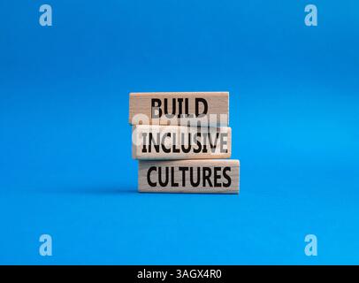 Symbol „integrative Kulturen erstellen“. Holzblöcke mit Wörtern bilden inklusiv-Kulturen. Wunderschöner blauer Hintergrund. Business und Aufbau inklusiver Kulturen. Stockfoto