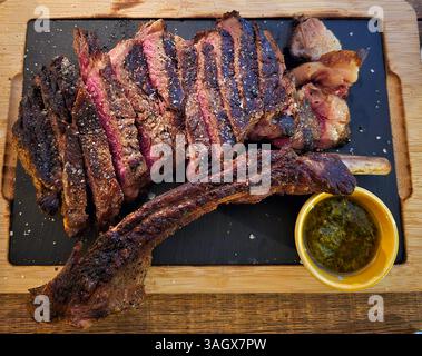 Ein Teller Rib Steak / Tomahawk Steak. Stockfoto