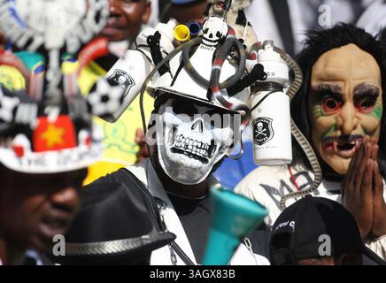 Oktober 31, 2009 - Soweto, Südafrika - Ein südafrikanischer Fußballfan der Orlando Pirates kleidet sich in einem Halloween-Outfit, während eines Fußballspiels während der Orlando Pirates und Kaiser Cheifs, zwei riesigen südafrikanischen Nationalmannschaften, im Orlando Stadium. Das Orlando Stadium, eines der Austragungsorte der Weltmeisterschaft 2010, ist auch das Heimstadion der beiden lokalen Fußballmannschaften. (Bild: © Kevin Sutherland/ZUMA Press) Stockfoto