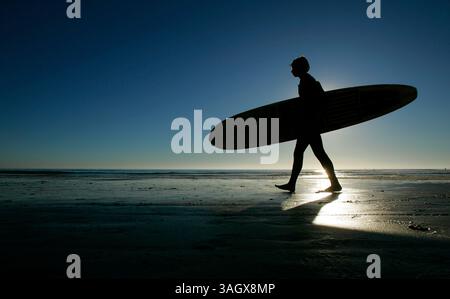 November 2009, Encinitas, Kalifornien, USA. Nach einer Surfsession spaziert Luke Budwig am Sonntag in Encinitas, Kalifornien am Strand von Swamis entlang. obligatorisches Foto: Eduardo Contreras/San Diego Union-Tribune/Zuma Press. Copyright 2009 San Diego Union-Tribune (Foto: © The San Diego Union-Tribune/ZUMA Press) Stockfoto