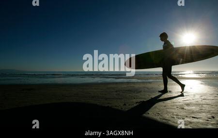 November 2009, Encinitas, Kalifornien, USA. Nach einer Surfsession spaziert Luke Budwig am Sonntag in Encinitas, Kalifornien am Strand von Swamis entlang. obligatorisches Foto: Eduardo Contreras/San Diego Union-Tribune/Zuma Press. Copyright 2009 San Diego Union-Tribune (Foto: © The San Diego Union-Tribune/ZUMA Press) Stockfoto