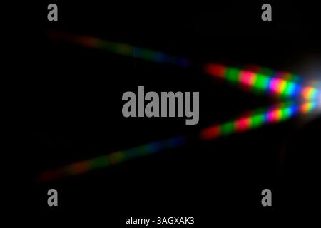 Beugung. Abstraktes Muster, das durch gebeugtes Licht gebildet wird. Ein Sternenstrahl aus weißem Licht, das in das sichtbare Farbspektrum verteilt ist. Weißes Licht kann reaktiviert werden Stockfoto