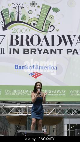 New York – NYC – USA – 16. Juli 2009 – SIERRA BOGGESS vom Broadway Musical – The Little Mermaid – tritt im Bryan Park im Rahmen der Konzertreihe 106 Lite fm Broadway in Bryant Park 2009 auf. (Foto: © Luiz Rampelotto/ZUMA Press) Stockfoto