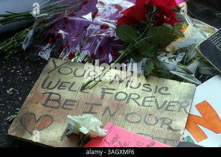 26. Juni 2009 – Los Angeles, Kalifornien, USA – Fans treffen sich auf dem Hollywood Walk of Fame auf dem Star des Sängers M. Jackson. Jackson starb im Alter von 50 Jahren nach einem Herzstillstand am Ronald Reagan UCLA Medical Center in Los Angeles am 25. Juni 2009. (Kreditbild: © Ringo Chiu/ZUMA Press) Stockfoto