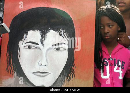 26. Juni 2009 – Los Angeles, Kalifornien, USA – Fans treffen sich auf dem Hollywood Walk of Fame auf dem Star des Sängers M. Jackson. Jackson starb im Alter von 50 Jahren nach einem Herzstillstand am Ronald Reagan UCLA Medical Center in Los Angeles am 25. Juni 2009. (Kreditbild: © Ringo Chiu/ZUMA Press) Stockfoto