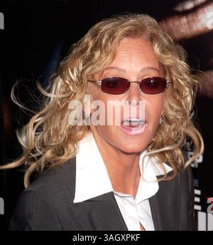 25. Juni 2009 – Los Angeles, Kalifornien, USA – FARRAH FAWCETT (2. Februar 1947 – 25. Juni 2009) die Schauspielerin Charlie's Angels, 62, starb in Los Angeles an Krebs, nachdem sie 2006 diagnostiziert wurde. Fawcett wurde in Deutschland experimentell mit Stammzellen behandelt. Am 5. April wurde sie wegen abdomineller Blutungen ins Krankenhaus eingeliefert. Fawcett war vor allem für ihre fließenden blonden Locken in ihrer ikonischen Rolle als Jill Munroe in der TV-Serie Charlies Angel's und ihr 1970er-Poster in einem roten Badeanzug bekannt. Sie hat einen Sohn mit dem Schauspieler Ryan O'Neal. ABGEBILDET – 22. Juli 2004; Los Angeles, CA, USA; Schauspielerin FARRAH FAWCETT bei 'The Mandschurian Candidate' L Stockfoto