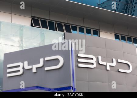 Zwei BYD-Logos und Schilder, um Käufer in ihrem Ausstellungsgebäude anzulocken. Baue Deine Träume. Elektrizitätsunternehmen aus Shenzhen, China. Singapur. Stockfoto