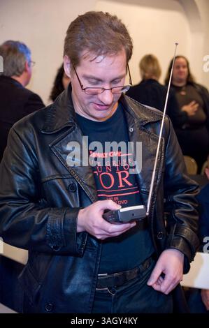 Juni 2009 - Los Angeles, Kalifornien, USA - Abschied vom analogen Fernsehen Freitag. Countdown bis zum Ende des analogen Fernsehens. Irgendwann am Freitagabend (je nach Sender) werden alle alten analogen Fernsehsendungen aufhören, um durch digitale Signale ersetzt zu werden, eine Pyramide von alten Fernsehern zusammen für einen Countdown, während sie bei Machine Project statisch sind. (Bild: © Adam Latham/ZUMA Press) Stockfoto