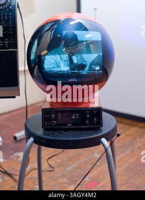 Juni 2009 - Los Angeles, Kalifornien, USA - Abschied vom analogen Fernsehen Freitag. Countdown bis zum Ende des analogen Fernsehens. Irgendwann am Freitagabend (je nach Sender) werden alle alten analogen Fernsehsendungen aufhören, um durch digitale Signale ersetzt zu werden, eine Pyramide von alten Fernsehern zusammen für einen Countdown, während sie bei Machine Project statisch sind. (Bild: © Adam Latham/ZUMA Press) Stockfoto