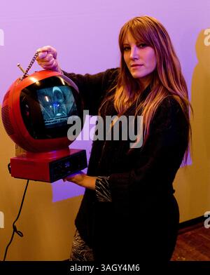 Juni 2009 – Los Angeles, Kalifornien, USA – die Künstlerin SUSAN FOSTER nimmt am Freitag Abschied vom analogen Fernsehen. Countdown bis zum Ende des analogen Fernsehens. Irgendwann am Freitagabend (je nach Sender) werden alle alten analogen Fernsehsendungen aufhören, um durch digitale Signale ersetzt zu werden, eine Pyramide von alten Fernsehern zusammen für einen Countdown, während sie bei Machine Project statisch sind. (Bild: © Adam Latham/ZUMA Press) Stockfoto