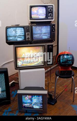 Juni 2009 - Los Angeles, Kalifornien, USA - Abschied vom analogen Fernsehen Freitag. Countdown bis zum Ende des analogen Fernsehens. Irgendwann am Freitagabend (je nach Sender) werden alle alten analogen Fernsehsendungen aufhören, um durch digitale Signale ersetzt zu werden, eine Pyramide von alten Fernsehern zusammen für einen Countdown, während sie bei Machine Project statisch sind. (Bild: © Adam Latham/ZUMA Press) Stockfoto