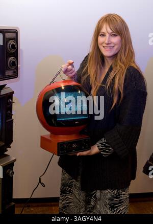 Juni 2009 – Los Angeles, Kalifornien, USA – die Künstlerin SUSAN FOSTER nimmt am Freitag Abschied vom analogen Fernsehen. Countdown bis zum Ende des analogen Fernsehens. Irgendwann am Freitagabend (je nach Sender) werden alle alten analogen Fernsehsendungen aufhören, um durch digitale Signale ersetzt zu werden, eine Pyramide von alten Fernsehern zusammen für einen Countdown, während sie bei Machine Project statisch sind. (Bild: © Adam Latham/ZUMA Press) Stockfoto