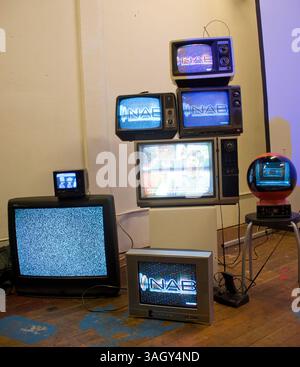 Juni 2009 - Los Angeles, Kalifornien, USA - Abschied vom analogen Fernsehen Freitag. Countdown bis zum Ende des analogen Fernsehens. Irgendwann am Freitagabend (je nach Sender) werden alle alten analogen Fernsehsendungen aufhören, um durch digitale Signale ersetzt zu werden, eine Pyramide von alten Fernsehern zusammen für einen Countdown, während sie bei Machine Project statisch sind. (Bild: © Adam Latham/ZUMA Press) Stockfoto
