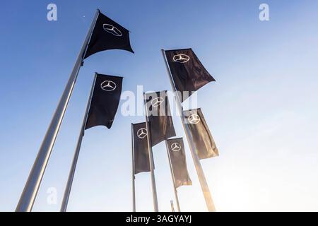 Mercedes-Museum Stuttgart. Schwarze Flaggen mit Mercedes Stern. // 04.04.2025: Stuttgart, Baden-Württemberg, Deutschland, Europa *** Mercedes Museum Stuttgart Schwarze Fahnen mit Mercedes Stern 04 04 2025 Stuttgart, Baden Württemberg, Deutschland, Europa Stockfoto