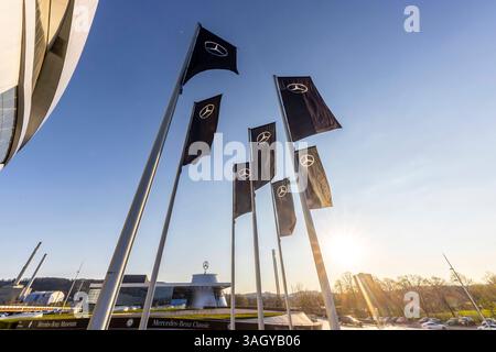 Mercedes-Museum Stuttgart. Schwarze Flaggen mit Mercedes Stern. // 04.04.2025: Stuttgart, Baden-Württemberg, Deutschland, Europa *** Mercedes Museum Stuttgart Schwarze Fahnen mit Mercedes Stern 04 04 2025 Stuttgart, Baden Württemberg, Deutschland, Europa Stockfoto