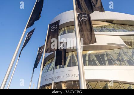 Mercedes-Museum Stuttgart. Schwarze Flaggen mit Mercedes Stern. // 04.04.2025: Stuttgart, Baden-Württemberg, Deutschland, Europa *** Mercedes Museum Stuttgart Schwarze Fahnen mit Mercedes Stern 04 04 2025 Stuttgart, Baden Württemberg, Deutschland, Europa Stockfoto