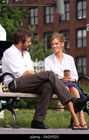Am 1. Juli 2009, die New Yorker Schauspieler Jeffrey Dean Morgan und Hilary Swank am 1. Juli 2009 in New York City am Filmset „The Resident“ in Brooklyn (Foto: © Sharkpixs/ZUMA Press) Stockfoto