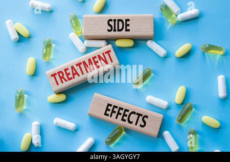 Symbol für Nebenwirkungen der Behandlung. Concept Words-Nebenwirkungen an Holzblöcken. Schöner blauer Hintergrund mit Pillen. Gesundheitswesen und Side Treatm Stockfoto