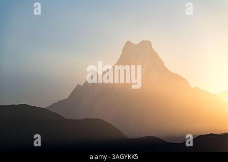 Sonnenaufgang über dem Himalaya. Mount Matschaputschare gesehen von Poon Hill. Nepal. Stockfoto