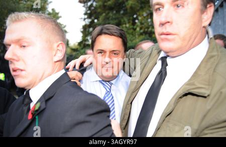 22. Oktober 2009 - London, England, Vereinigtes Königreich - Demonstranten versammelten sich vor dem BBC Television Centre in London vor dem Auftritt des rechtsextremen Vorsitzenden der britischen Nationalpartei Nick Griffin, der Europaparlamentarier ist, in der einstündigen politischen Fragestunde der BBC. IM BILD: BNP-Führer NICK GRIFFIN kommt in den BBC Studios an. (Foto: © Facundo Arrizabalaga/ZUMA Press) Stockfoto