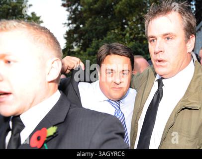 22. Oktober 2009 - London, England, Vereinigtes Königreich - Demonstranten versammelten sich vor dem BBC Television Centre in London vor dem Auftritt des rechtsextremen Vorsitzenden der britischen Nationalpartei Nick Griffin, der Europaparlamentarier ist, in der einstündigen politischen Fragestunde der BBC. IM BILD: BNP-Führer NICK GRIFFIN kommt in den BBC Studios an. (Foto: © Facundo Arrizabalaga/ZUMA Press) Stockfoto