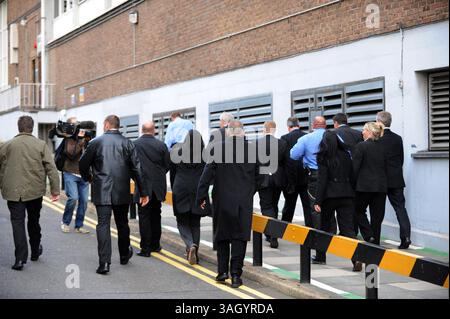 22. Oktober 2009 - London, England, Vereinigtes Königreich - Demonstranten versammelten sich vor dem BBC Television Centre in London vor dem Auftritt des rechtsextremen Vorsitzenden der britischen Nationalpartei Nick Griffin, der Europaparlamentarier ist, in der einstündigen politischen Fragestunde der BBC. IM BILD: BNP-Anführer NICK GRIFFIN (ganz rechts) kommt in den BBC Studios an. (Foto: © Facundo Arrizabalaga/ZUMA Press) Stockfoto