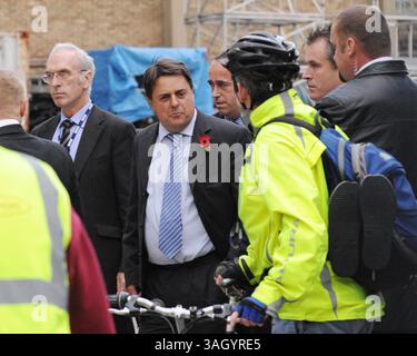 22. Oktober 2009 - London, England, Vereinigtes Königreich - Demonstranten versammelten sich vor dem BBC Television Centre in London vor dem Auftritt des rechtsextremen Vorsitzenden der britischen Nationalpartei Nick Griffin, der Europaparlamentarier ist, in der einstündigen politischen Sendung Fragestunde der BBC. IM BILD: BNP-Führer NICK GRIFFIN kommt in den BBC Studios an. (Foto: © Facundo Arrizabalaga/ZUMA Press) Stockfoto