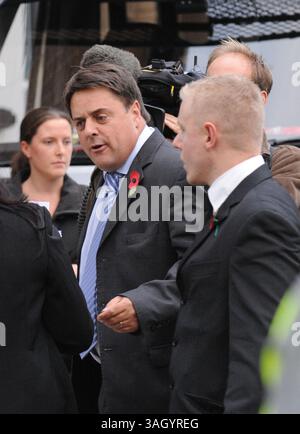 22. Oktober 2009 - London, England, Vereinigtes Königreich - Demonstranten versammelten sich vor dem BBC Television Centre in London vor dem Auftritt des rechtsextremen Vorsitzenden der britischen Nationalpartei Nick Griffin, der Europaparlamentarier ist, in der einstündigen politischen Fragestunde der BBC. IM BILD: BNP-Führer NICK GRIFFIN kommt in den BBC Studios an. (Foto: © Facundo Arrizabalaga/ZUMA Press) Stockfoto