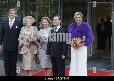 19. Juni 2009: Amsterdam, Niederlande - der russische Präsident DMITRI MEDWEDEW trifft mit seiner Frau SVETLANA (Mitte) auf die niederländische Königin BEATRIX (links) und die Kronprinzessin der Niederlande MAXIMA (rechts). (Kreditbild: © PhotoXpress/ZUMA Press) Stockfoto