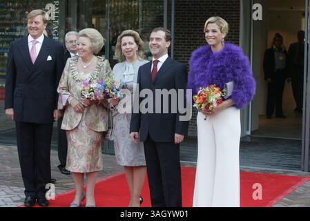19. Juni 2009: Amsterdam, Niederlande - der russische Präsident DMITRI MEDWEDEW trifft mit seiner Frau SVETLANA (Mitte) auf die niederländische Königin BEATRIX (links) und die Kronprinzessin der Niederlande MAXIMA (rechts). (Kreditbild: © PhotoXpress/ZUMA Press) Stockfoto