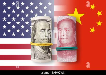 100 Dollar und 100 Yuan auf US- und China-Flaggenhintergrund. Handel und Zollkrieg ZWISCHEN DEN USA und China. Wirtschaftskrise, Inflation und Rohstoffpreise konz Stockfoto