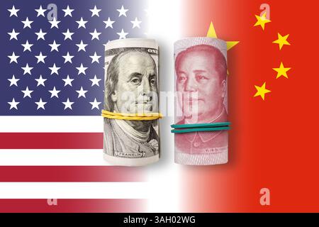 100 Dollar und 100 Yuan auf US- und China-Flaggenhintergrund. Handel und Zollkrieg ZWISCHEN DEN USA und China. Wirtschaftskrise, Inflation und Rohstoffpreise konz Stockfoto