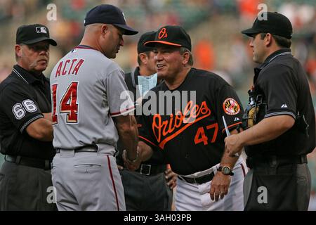 26. Juni 2009: Der Orioles-Manager Dave Trembley #47 begrüßt Manny Acta, den Nationalmanager Manny Acta beim Sieg der Baltimore Orioles 11-1 gegen den Turnierrivalen Washington Nationals im Interleague-Spiel im Oriole Park in Camden Yards in Baltimore, Maryland. (Bild: © Mitch Stringer/Cal Sport Media/ZUMA Press) Stockfoto