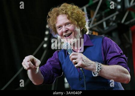 27. Juni 2009 – Budapest, Ungarn – MICK HUCKNALL von Simply Red tritt während seines Konzerts auf der Bühne auf. (Kreditbild: © Balint Fejer/ZUMA Press) Stockfoto