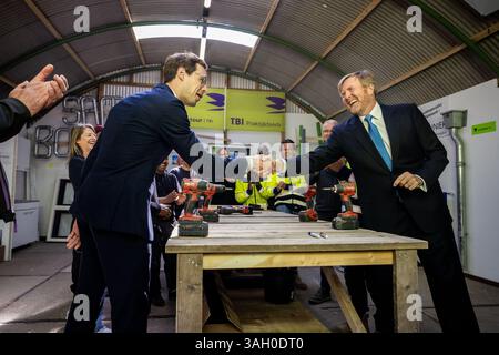 BARENDRECHT - König Willem-Alexander und Staatssekretär Jurgen Nobel (Participation and Integration) kommen zu einem Arbeitsbesuch im de Bouwpraktijk-Projekt. Statusinhaber und Menschen, die schon lange in der Sozialhilfe sind, werden hier für einen Job im Baugewerbe ausgebildet. ANP FRANK DE ROO niederlande aus - belgien aus Stockfoto