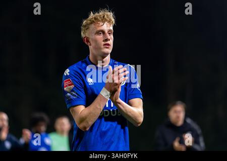 Eindhoven, Niederlande. 31. März 2025. EINDHOVEN, NIEDERLANDE - MÄRZ 31: Mees Laros vom FC den Boschapplauds für die Fans beim niederländischen Keuken Kampioen Divisie Spiel zwischen Jong PSV und FC den Bosch am PSV Campus de Herdgang am 31. März 2025 in Eindhoven, Niederlande. (Foto von Joris Verwijst/Orange Pictures) Credit: Orange Pics BV/Alamy Live News Stockfoto