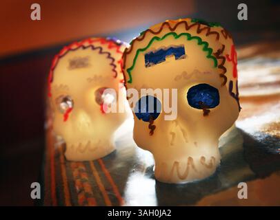 FRESNO, CA. 10/28/09 LIF CEK TAG DER TOTEN. Ein Paar Schädelköpfe namens calaveras de azucar (Schädel aus Zucker) werden am Mittwoch, 28. Oktober 2009, im mexikanischen Restaurant Oaxaca in Fresno ausgestellt. Die Schädel werden oft als Dekoration auf Pan de muertos oder als spezielles mexikanisches Brot verwendet, das im Rahmen der Feier von Los Dias de los Muertos oder des Todestages gegessen wird. CRAIG KOHLRUSS/DIE FRESNO-BIENE (Credit Image: © Fresno Bee/ZUMApress.com) Stockfoto