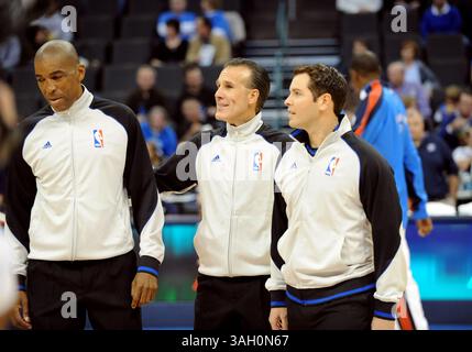1. November 2009: Leon Wood, Ken Mauer und Brian Forte trafen neue Uniformen während eines NBA-Spiels zwischen den Portland Trail Blazers und dem Oklahoma City Thunder im Ford Center in Oklahoma City, OK Portland besiegte Oklahoma 83-74 (Foto: © Albert Pena/Cal Sport Media/ZUMA Press) Stockfoto